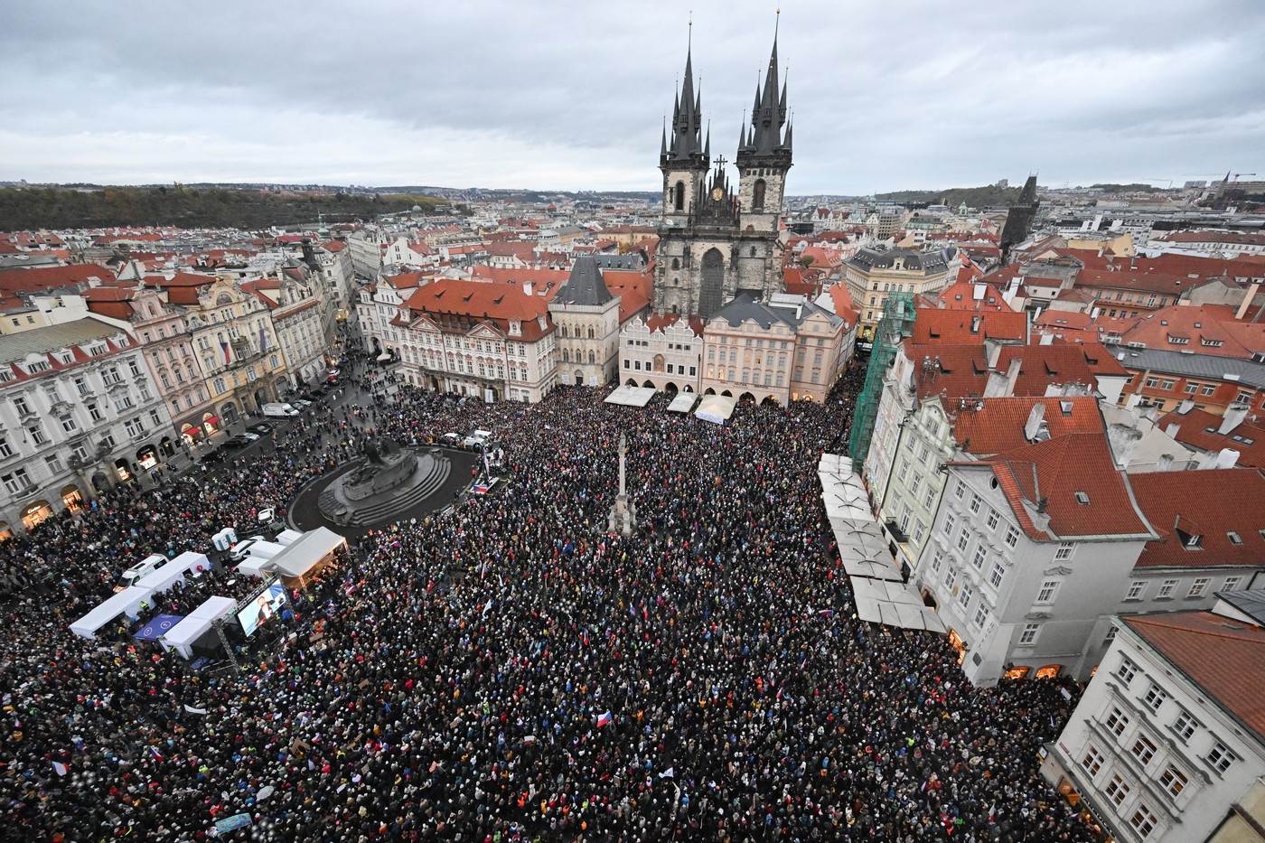  Hiljade ljudi na ulicama Praga 