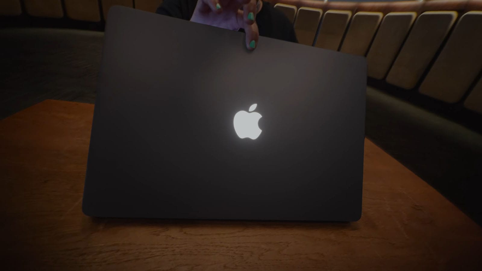  Novi MacBook Pro ima OLED ekran, touchscreen i legendarnu svetleću jabuku 