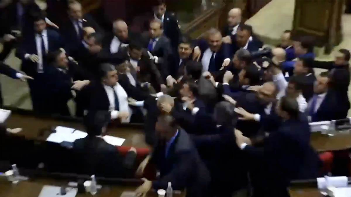  Demoliran jermenski parlament 