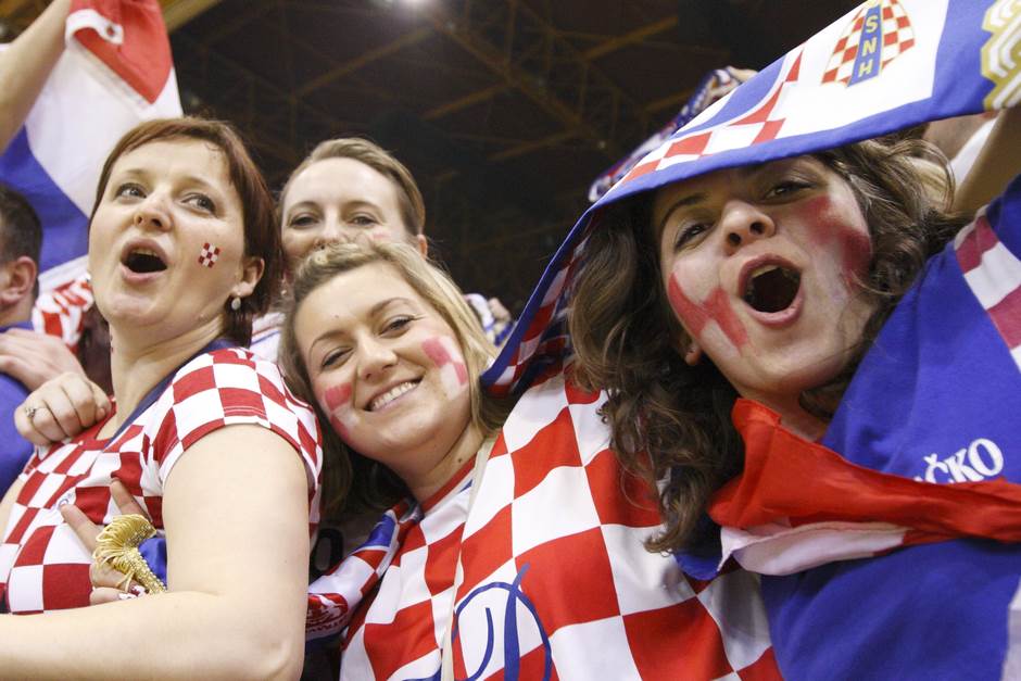  Hrvati izgubili, uprkos podršci navijača u Areni 