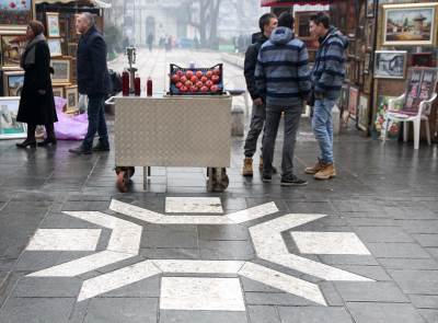  UŽASI TRANZICIJE: Polila se benzinom ispred Vlade  