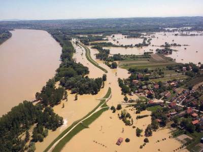  Obrenovac: Gazde pred lokalom ujutru u osam 