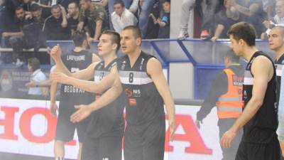  Večiti kažnjeni, Zvezda meč bez publike 