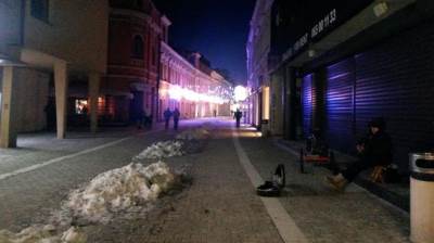  Rus svira gitaru na ulici na -13: Kod mene je -40 