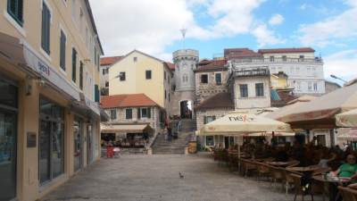  Plakate lijepite na za to planirana mjesta 