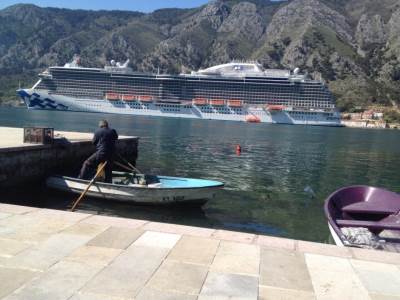  Najveći brod koji je uplovio u Boku ikada (FOTO) 