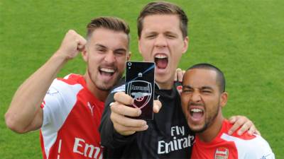  Igrači FK Arsenal nose poseban mobilni telefon 