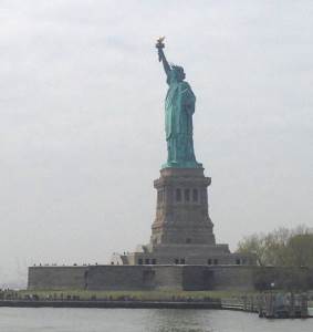  Direktor sluzbe za useljenje izmenio natpis sa Kipa Slobode 