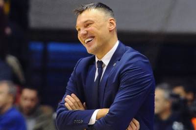 Šaras razgleda eksponate, a Žoc bi da PREGOVARA  
