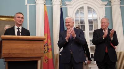  Crnogorska zastava u sjedištu NATO-a 