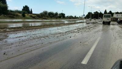  Oprezno zbog mokrih i klizavih puteva 