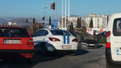  Žestok udes na Zabjelu, prevrnuo se automobil FOTO 