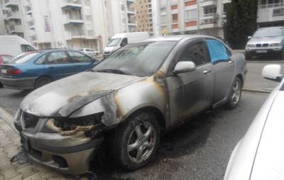  Zašto gore automobili carinika u Baru!? (FOTO) 