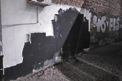  HAPŠENJE: Zna se ko je uništio "crno-bele" murale? 