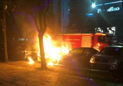  Nikšić: Polio benzinom jedno, a zapalio tri vozila 