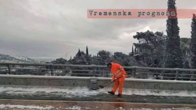  Uz jak vjetar negdje snijeg, negdje kiša 