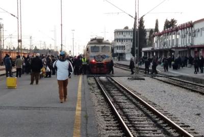  Čekajući vlak bez voznog reda (FOTO) 