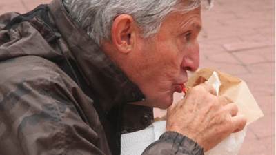  Volite da jedete sami? 