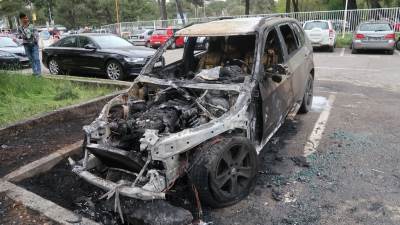  Na parkingu KBC-a zapaljen BMW ginekologa Jovovića 