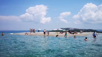  Vlasnik-turisticke-agencije-poklonio-samohranoj-majci-s-dvoje-dece-letovanje 