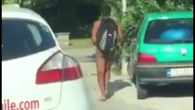  Potpuno go na ulici u Tivtu! (VIDEO) 