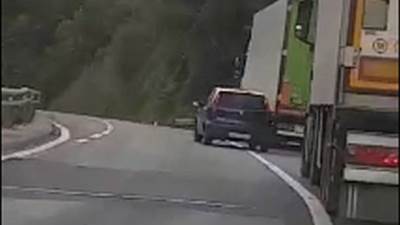  Preticao preko pune i to na mostu! VIDEO 