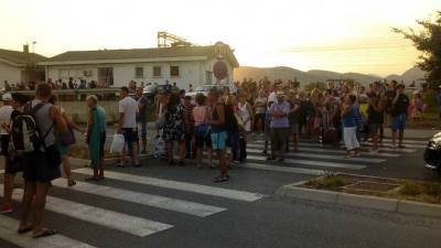  "Stao" voz iz Bara, putnici blokirali magistralu! 