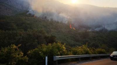  Veliki požar u Piperima, vatrogasci štite kuće  