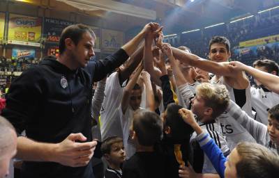  "Pionir" pevao sa crno-belima! (VIDEO) 