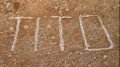  Umjesto Tita stavljena albanska zastava pa uklonjena 