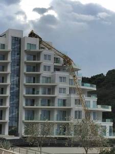  Uslijed jakog vjetra pao je kran na novoizgrađeni dio hotela "Cristal Rivijera" u Petrovcu 