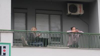  Pogledajte kako su građani posmatrali paradu sa balkona 