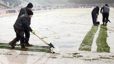  Rumuni velikom cetkom za ciscenje sljake uklonili sneg sa fudbalskog terena VIDEO 