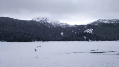  TURISTI ŠETALI PO LEDU PA UPALI U CRNO JEZERO 