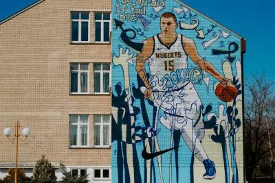  Nikola Jokic mural u Somboru Mural Nikole Jokica na osnovnoj skoli u Somboru 