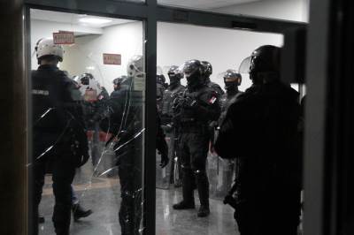  Upad-u-RTS-policija-izvodi-demonstrante 