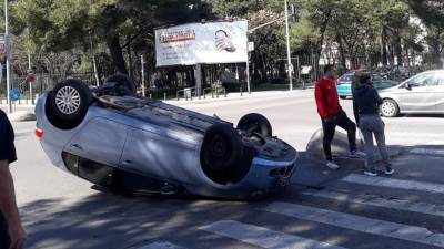  Automobil se prevrnuo na krov! 