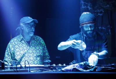  PEVAČ POPULARNOG BENDA DOŽIVEO INFARKT: Oglasio se iz bolnice, čeka operaciju! 