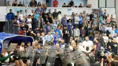  Budućnost Zvezda navijači ne mogu pored terena 