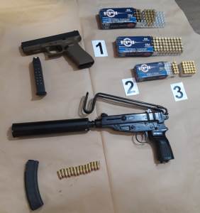  Policija oduzela više komada oružja, bombe i municiju 