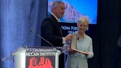  Đukanović posthumno odlikovao Mekejna 