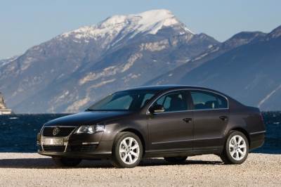  Folksvagen-Pasat-tuning-problemi-lezeci-policajci 