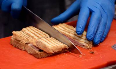  Topli sendvič sa sirom i šunkom za prave gurmane 