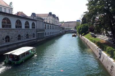  Bilbord-u-Sloveniji-vojnik-JNA-se-predaje 
