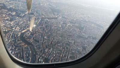  Uzbuna u avionu zbog koronavirusa: Kanađanin uhapšen, piloti vratili avion 