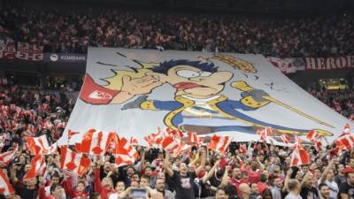  FOTO: Delije "lupile ćušku" kralju! 