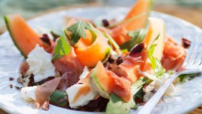  Salata-od-dinje-fete-i-prsute-recept-za-salatu-sa-dinjom 