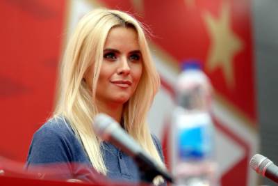  Tatjana-Sajkovic-portparolka-FK-Crvena-zvezda-pogodjena-flasom-posle-utakmice-Jang-bojs-Zvezda 