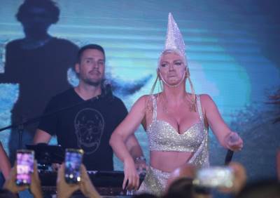  Karleuša se "obukla" samo u lance i kaiševe 