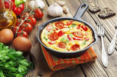  LETNJI RUČAK: Brza fritata sa paradajzom i fetom 